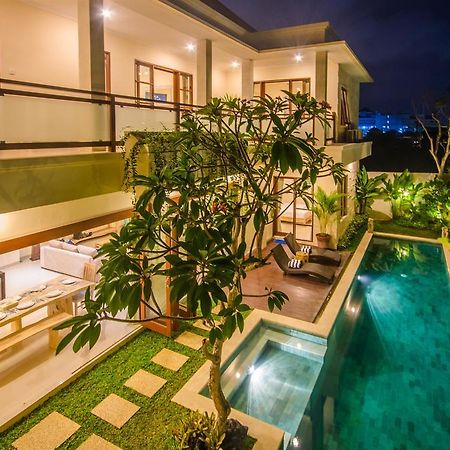 Villa Tepi Sungai Legian Oda fotoğraf