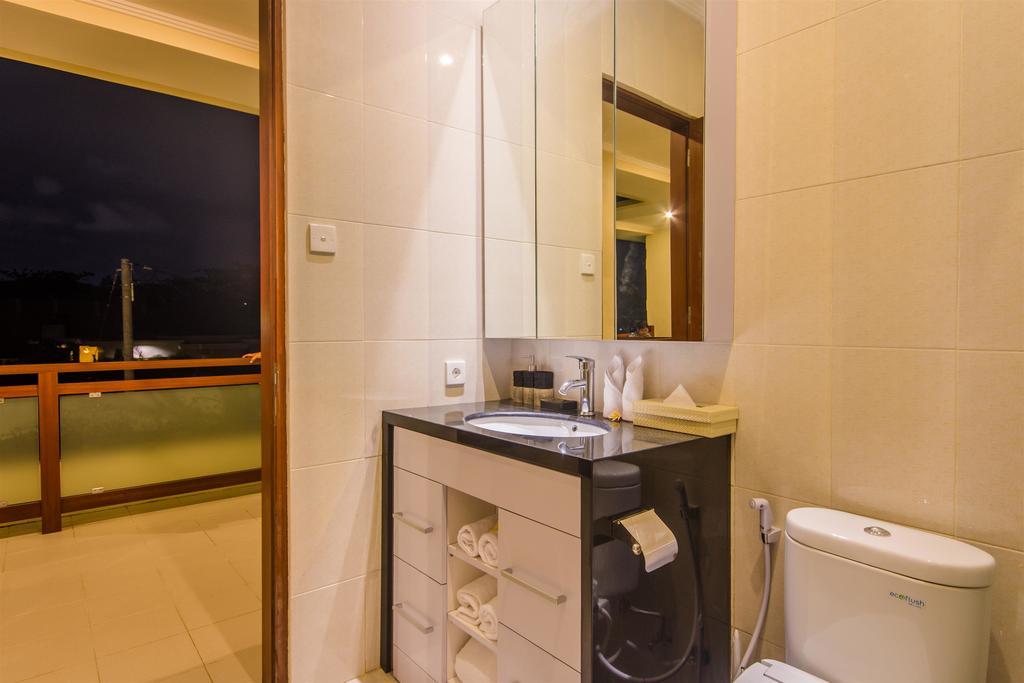 Villa Tepi Sungai Legian Oda fotoğraf