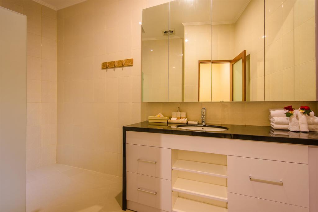 Villa Tepi Sungai Legian Oda fotoğraf