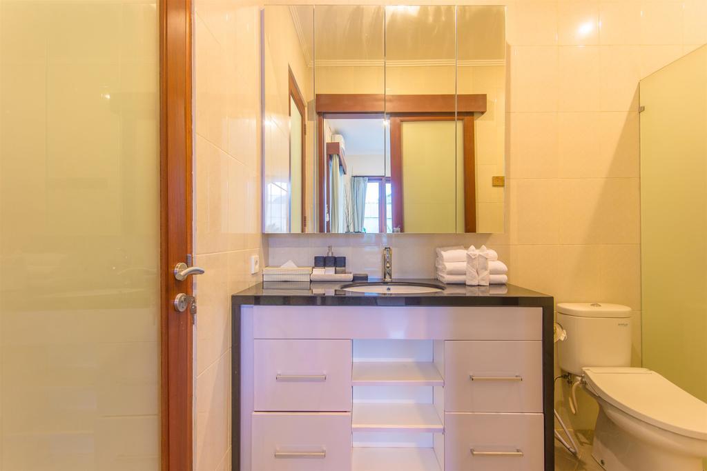 Villa Tepi Sungai Legian Oda fotoğraf