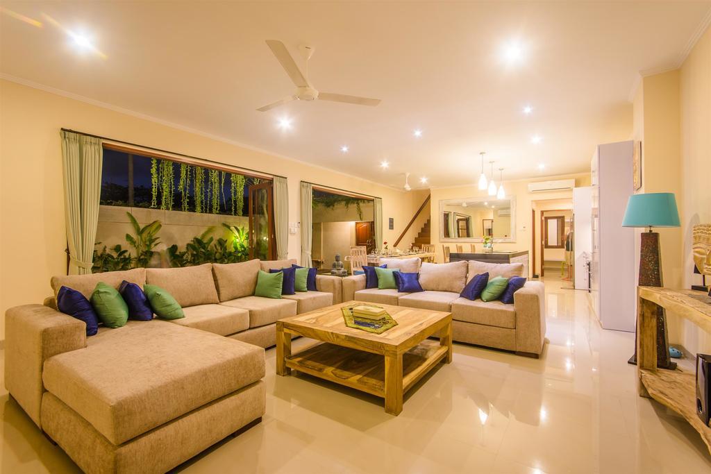 Villa Tepi Sungai Legian Oda fotoğraf