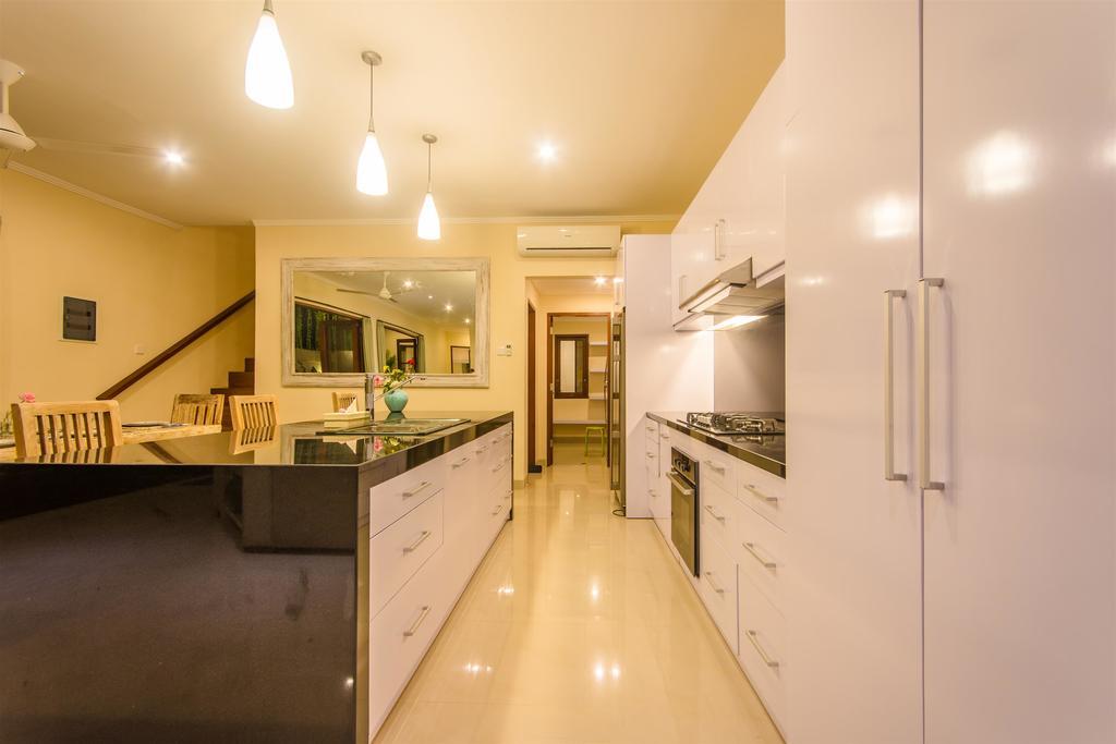 Villa Tepi Sungai Legian Oda fotoğraf