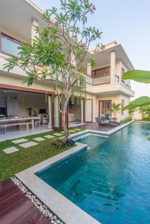 Villa Tepi Sungai Legian Oda fotoğraf